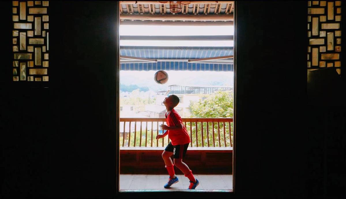 貴州丹寨世界杯現場（貴州12歲少年成世界杯決賽護旗手：將帶上家鄉蠟染，盼決賽見到C羅）