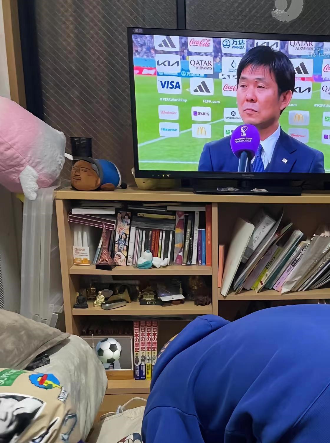 世界杯日本为什么下跪（日本球迷向主教练道歉！甚至有全家下跪拍照，给森保一说对不起）