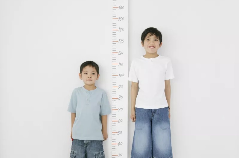 儿童标准身高表，你家孩子达标没？这几个因素会影响孩子的身高