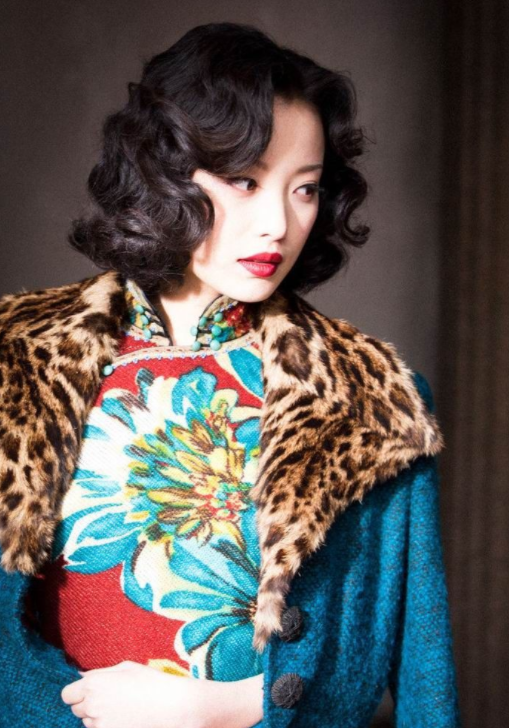 在众多参选人中她获得了张艺谋的赏识,并担任片中女主角赵玉墨