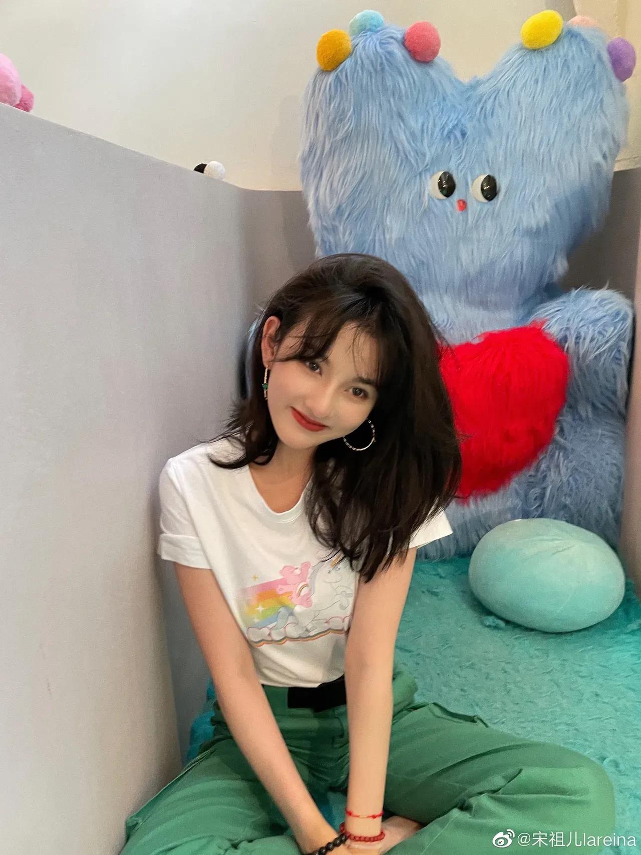 张天爱、杨幂杂志大片，清纯唯美，炫彩多姿