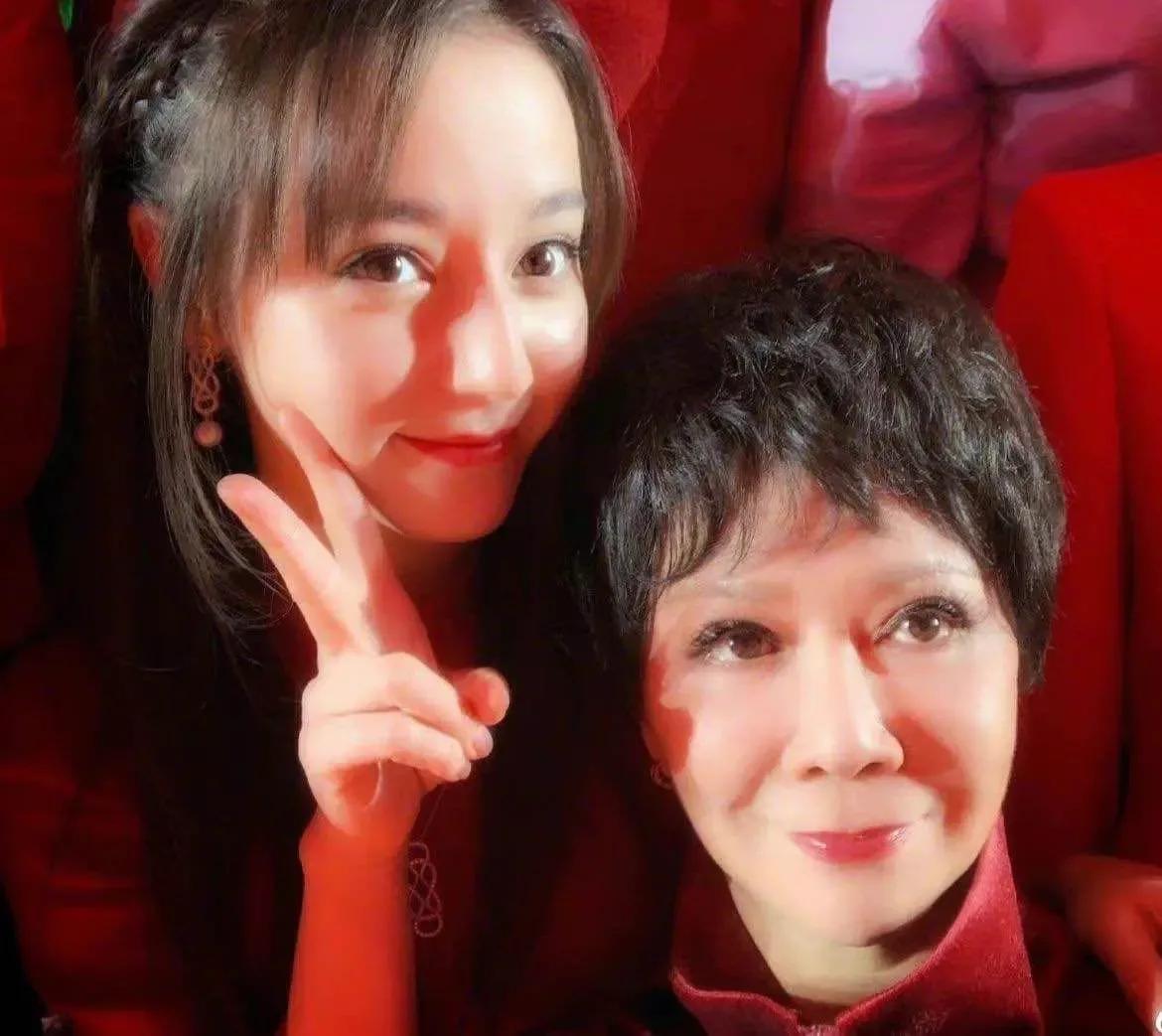 看了迪丽热巴跟别人的合影,才发现她的颜值有多优越