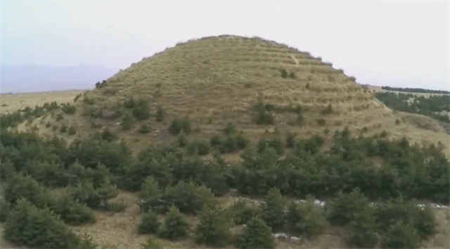 1995年，四川一山丘常年寒气逼人，考古队赶来查探