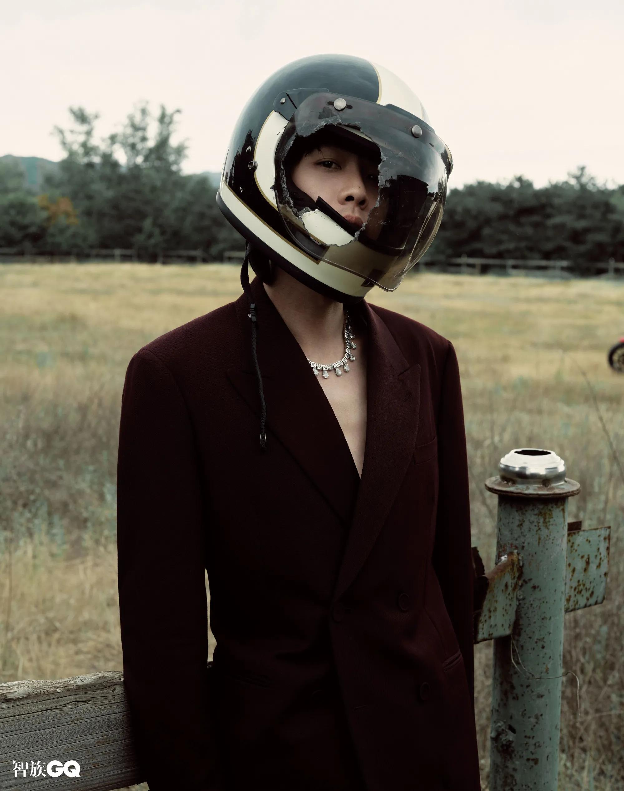 时尚｜张若昀登《智族GQ》七月刊封面，演绎西部大片解锁新刊