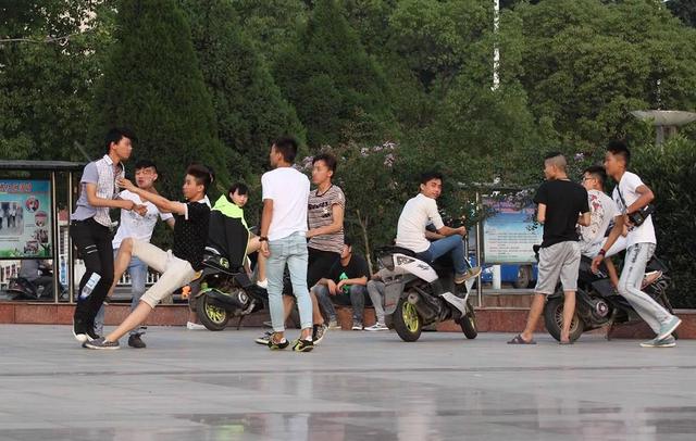 6名大学生因打架被开除，其中2人竟拿到了毕业证，问题出在哪儿？