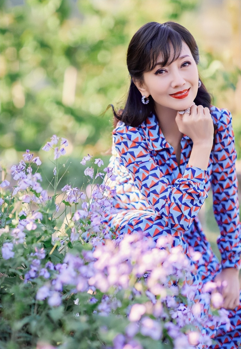 不老女神“赵雅芝”晒近照，身穿碎花裙好似少女，笑起来可真甜