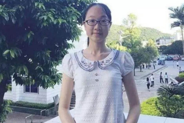 女孩高考考场“神游”，交卷铃响才反应过来，结果考了全校第一