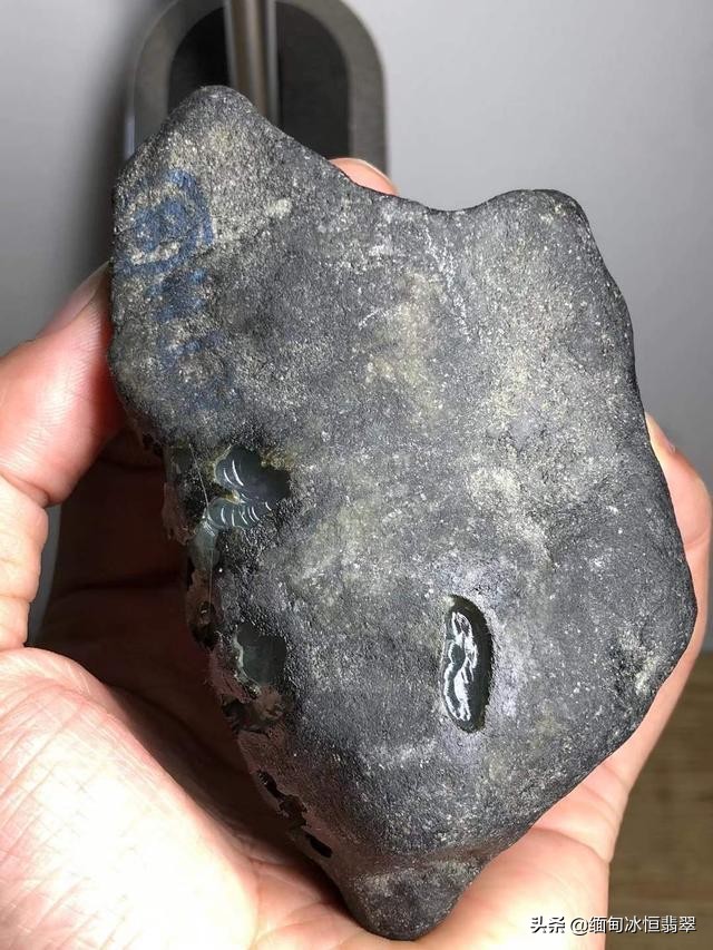 翡翠原石的特点(莫莫亮场口的翡翠原石具有哪些特征？大蒜皮皮壳你有听说过吗？)