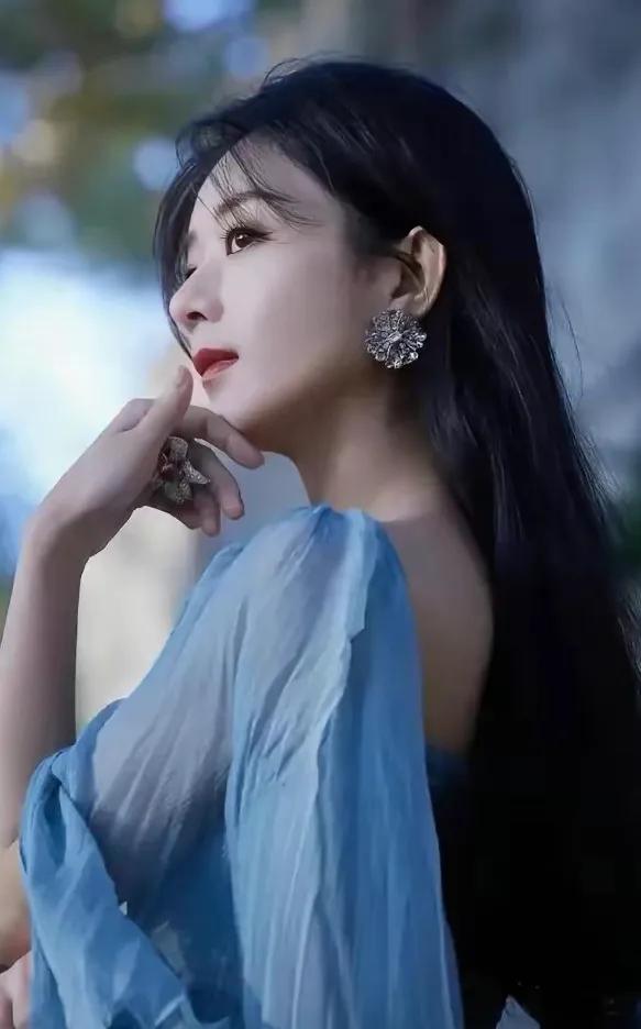 女星赵丽颖—巧笑嫣然，淡妆点缀，瓷肌红唇，漂亮的不像话