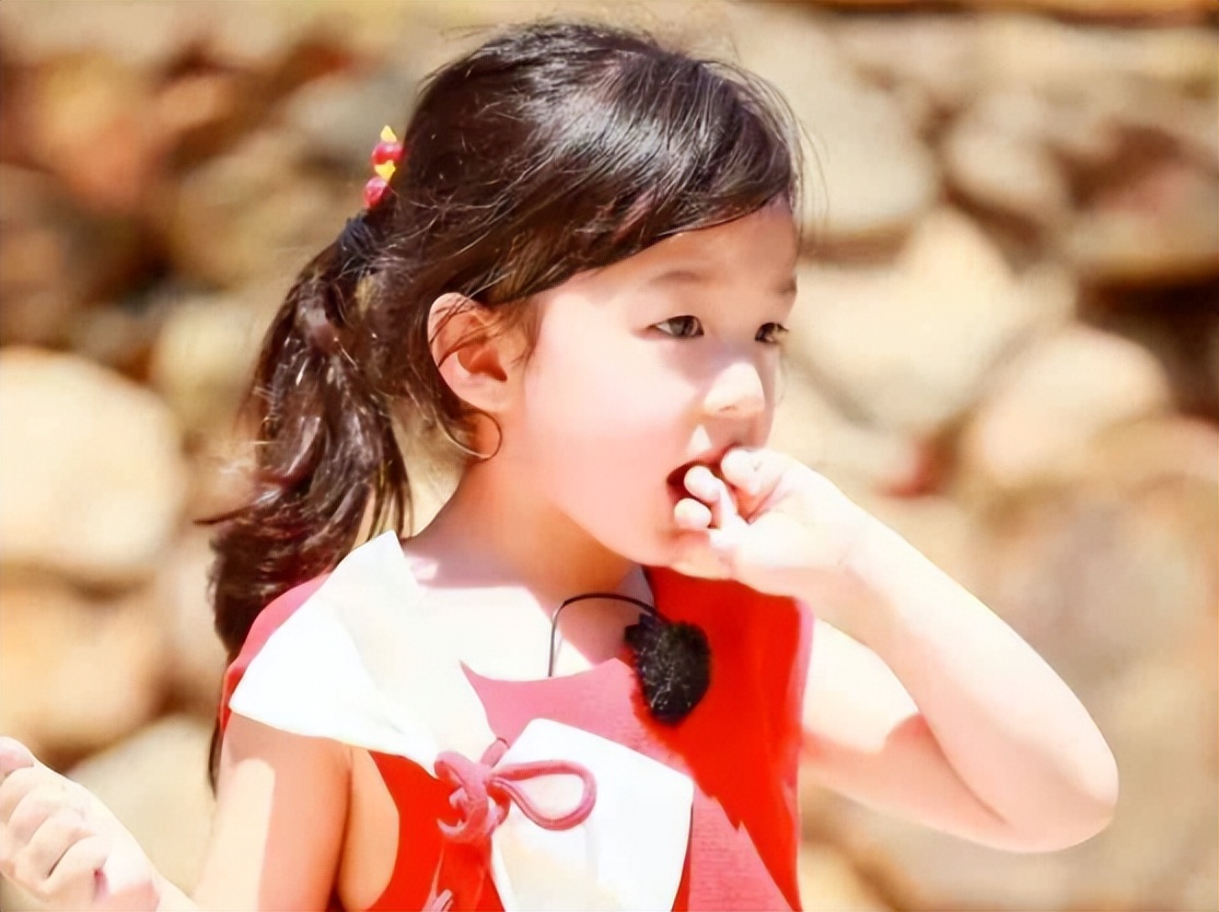 刘畊宏晒女儿近照，9岁小泡芙眼睛黑亮长相清秀，被赞：美人胚子