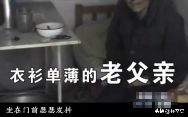 心痛！87岁老汉5个儿女，却住“储物间”饿了捡垃圾吃，路人泪崩