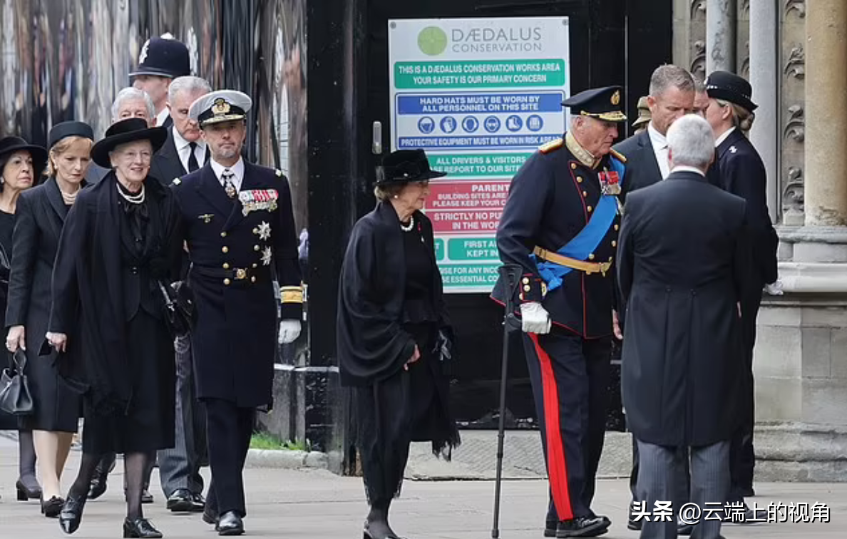 英国女王伊丽莎白二世（欧洲王室皆亲戚，他们和英女王都是什么关系，好心送葬却闹乌龙）