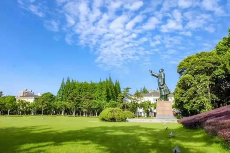 风“华”正茂，“理”想正好！这场双向奔赴，华东理工大学等你！