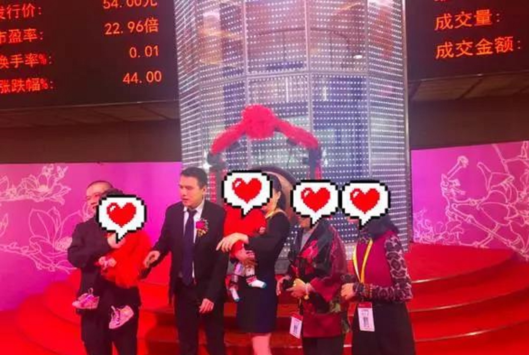 福建又出“黑马”：27岁“草根创业”，40岁IPO敲钟，市值255.1亿