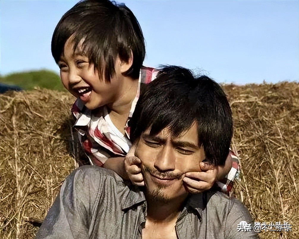 父亲啃他，他啃儿子，这个家族从未逃离童星魔咒