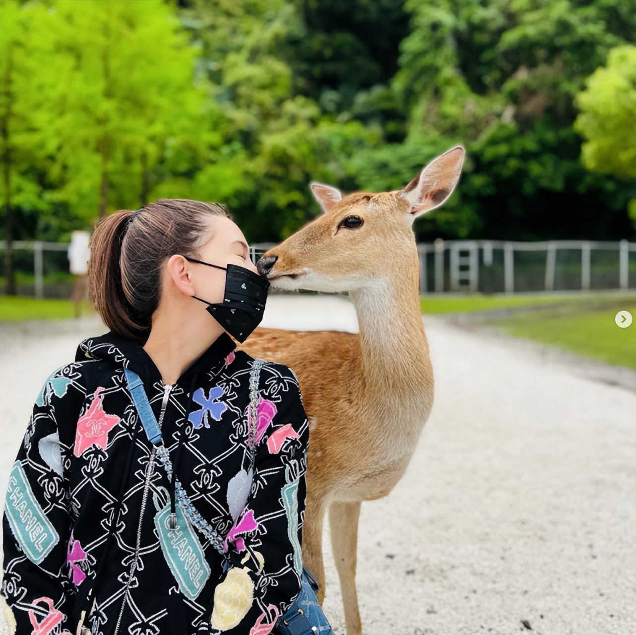 周杰伦突晒输液照，自疑心脏出问题在线求助，昆凌发文报平安