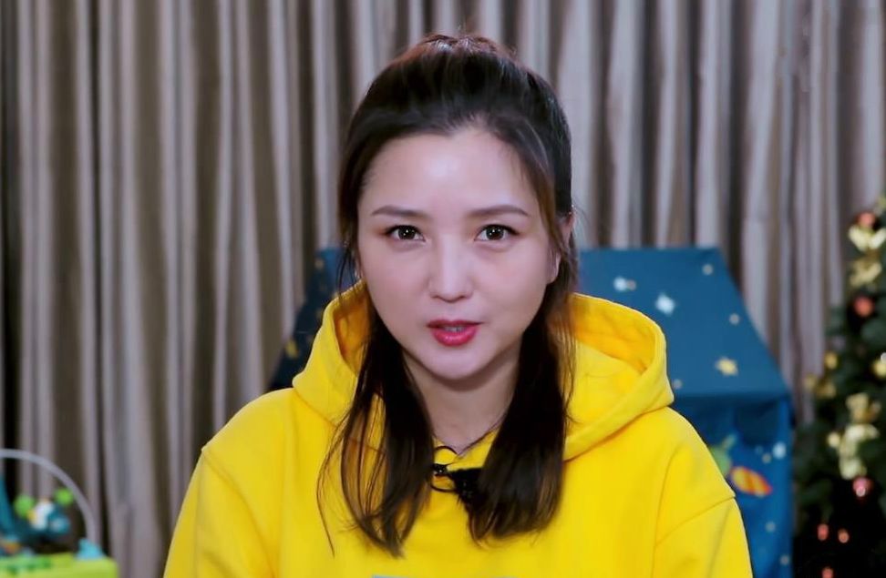 何洁被曝怀4胎?穿羽绒服难掩孕肚,易孕体质真那么灵吗?