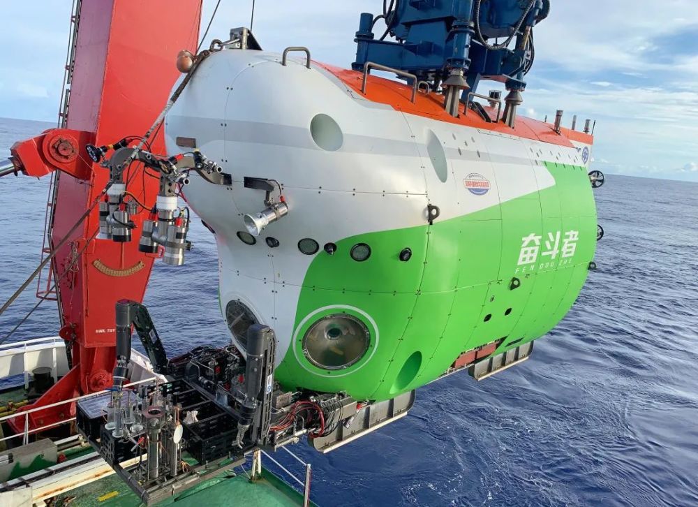 我国自主研发的奋斗者号潜水器,也在2020年11月10日8时12分,成功坐底