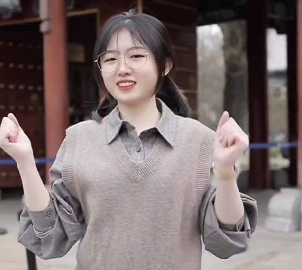 北大美女学霸一脸"不情愿",被动卖萌宣传招生,反而让人更兴奋