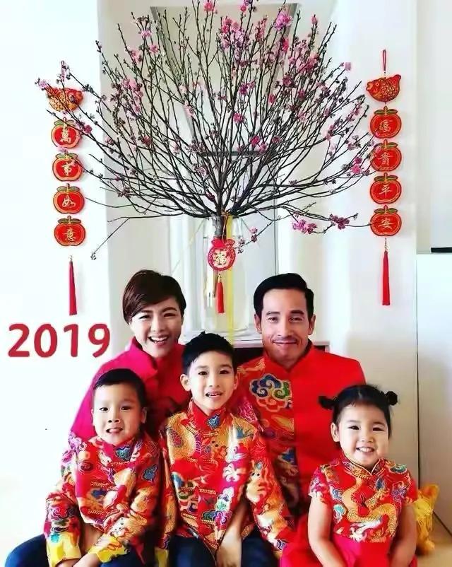 陈茵媺连续5年拍同款新年全家福，记录幸福生活，一家五口超幸福