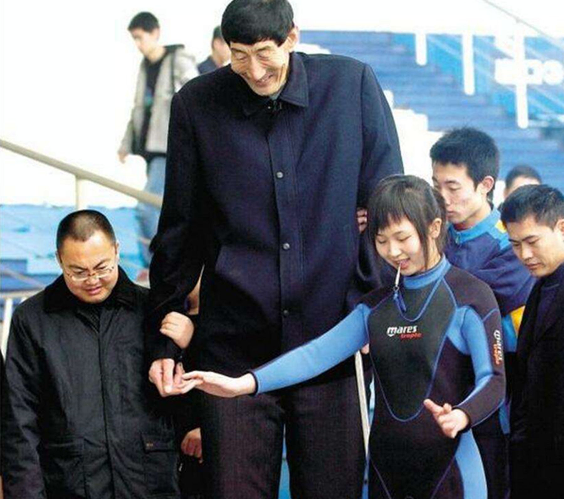 中国第一巨人:高2米36,56岁娶了小28岁的娇妻,妻子:是真爱