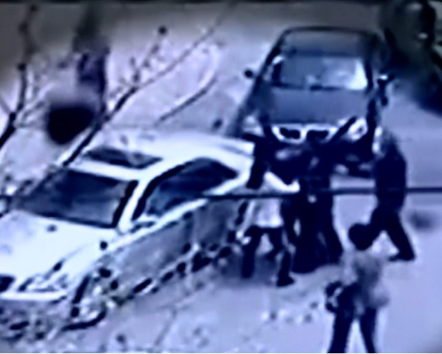 2011年大连32岁交警被人当街打死，打人者有钱有势，结局如何？