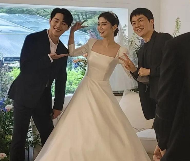 张娜拉婚礼现场和孙艺珍差不多：婚纱照首次曝光，新娘子现场跳舞