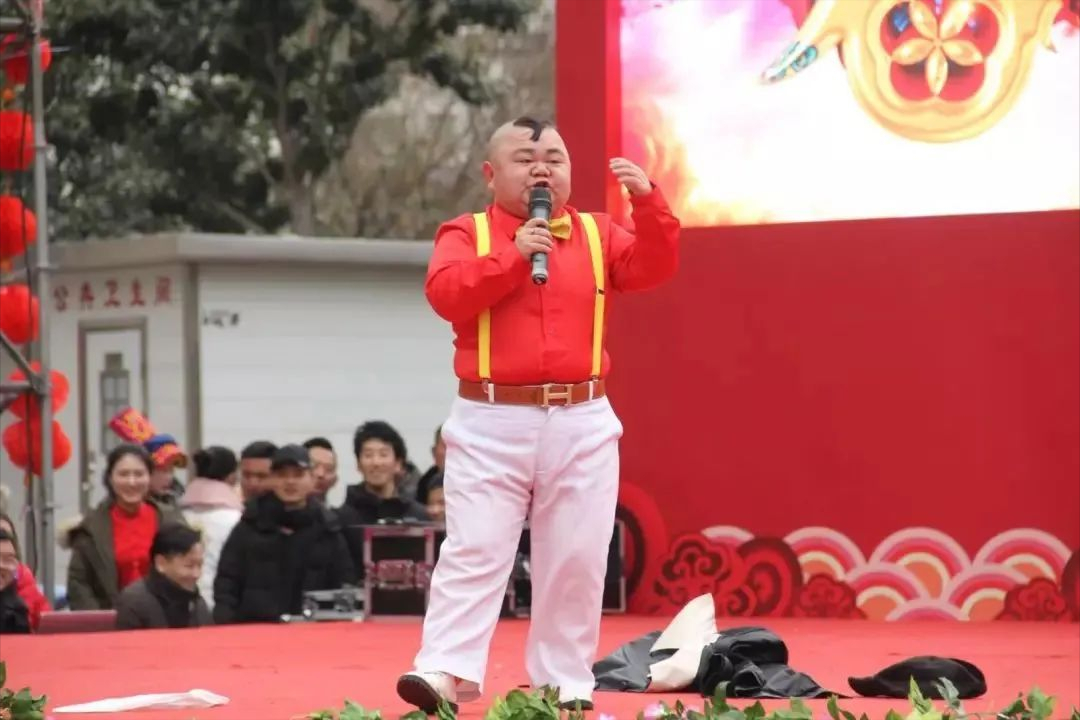 一米二袖珍人娶1米65的女演员，婚后还狂买房车，他有什么本事