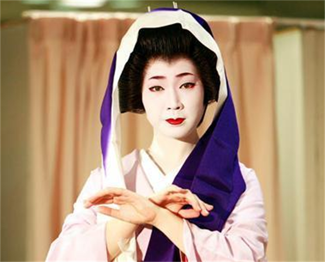 日本烟花女子74岁高龄仍站街，60年不间断拉客，却备受日本人尊重