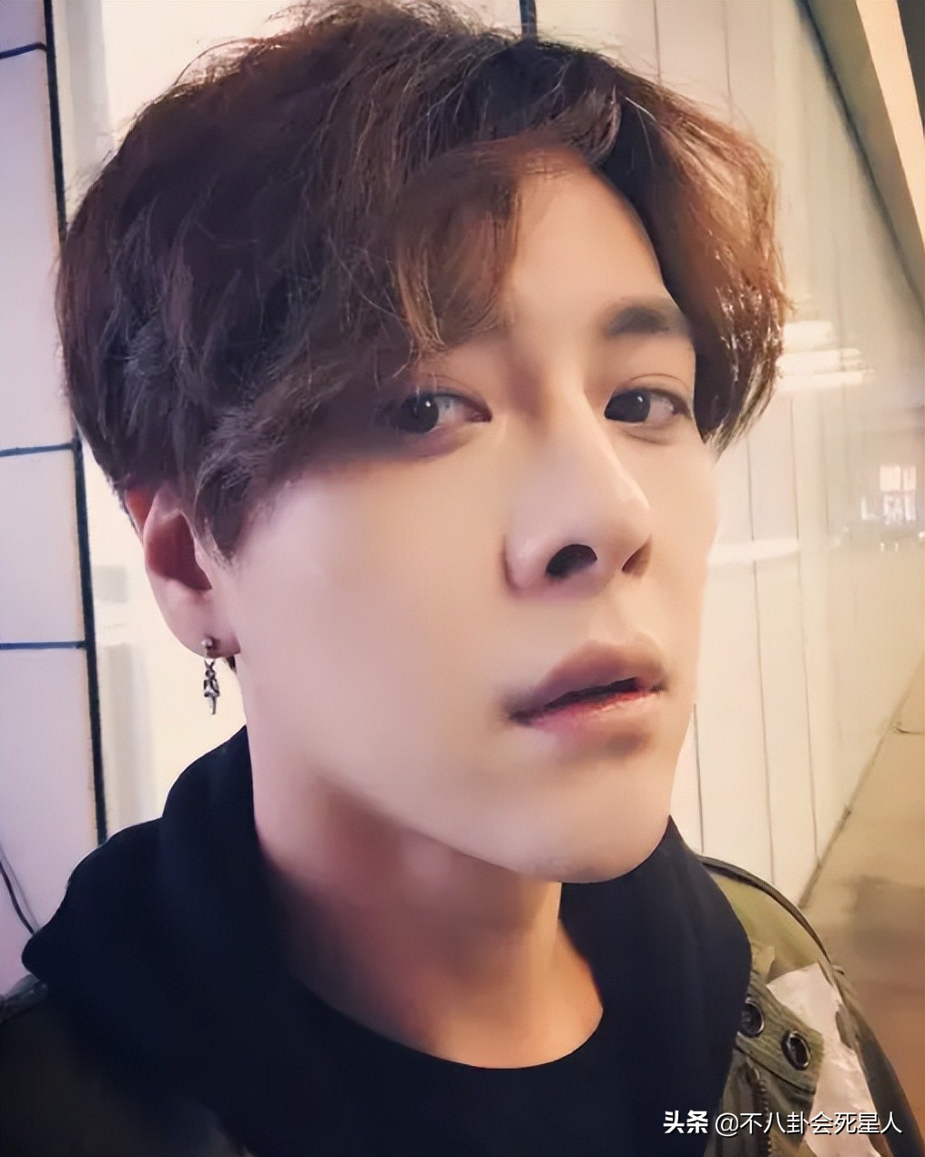 厚嘴唇、大鼻孔、长方脸，这7位男星看似很帅，实则奇怪