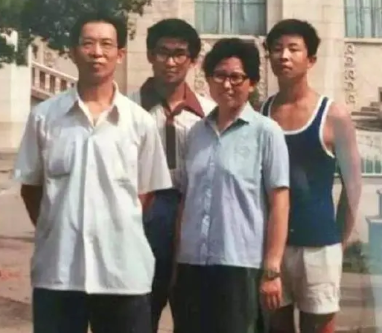 清华天之骄子移民北美，靠刷油漆悲惨过活，44岁跳桥惨烈自尽始末