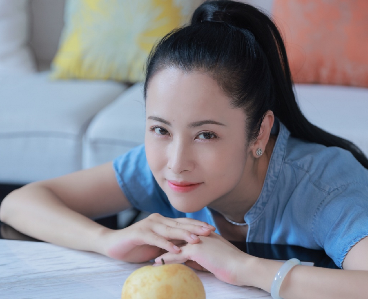 41岁结婚生子,44岁与丈夫对簿公堂离婚,被骂同性恋的她现如何?