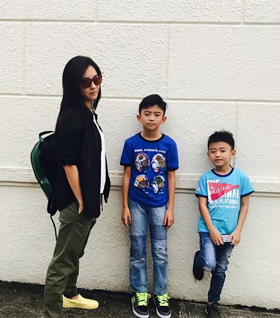 张柏芝罕携俩儿子合影！14岁谢振轩长发随爸，弟弟穿黑T温顺像妈