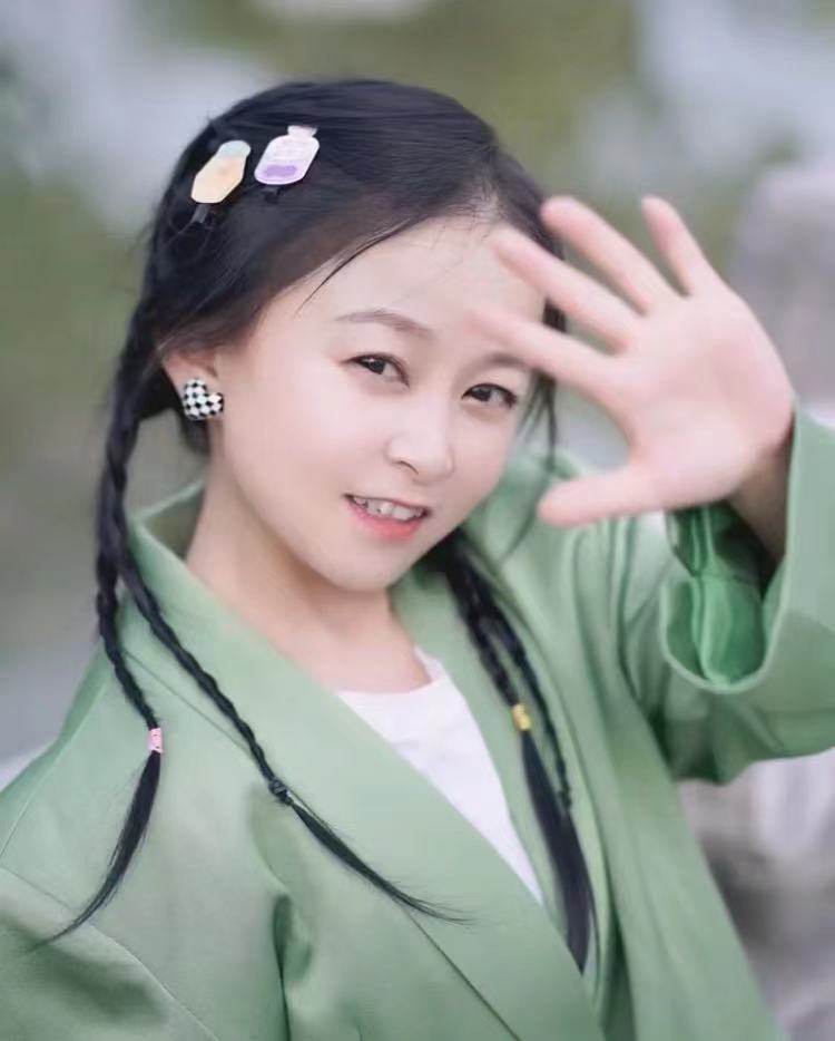 袖珍人朱洁,身高不足一米三,演戏唱歌样样行,嫁给爱情笑容灿烂
