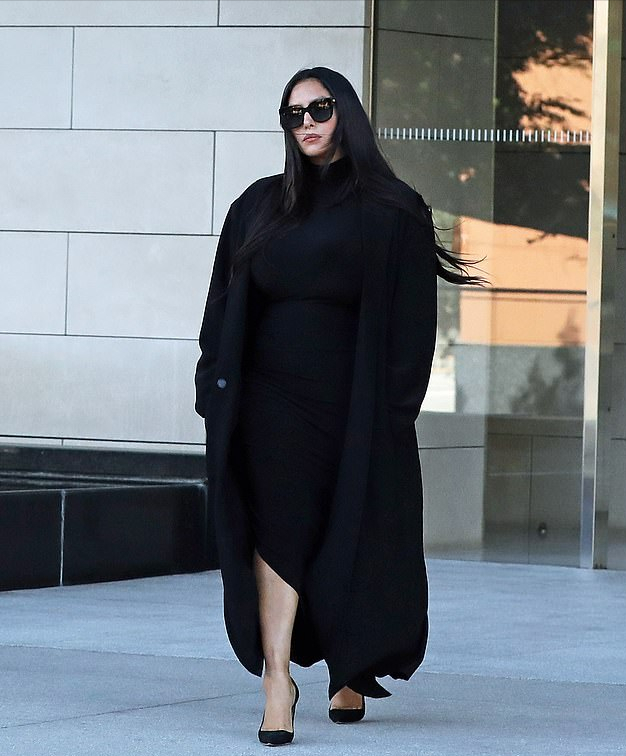 科比老婆胖科比妻子和大女儿出庭瓦妮莎胖成200斤脸却不胖黑白配好