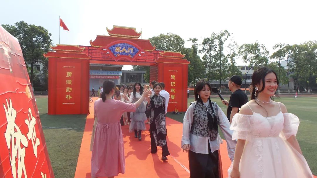 意义非凡！18岁与20岁的青春对话，成都盐外新阶段，学子的新起航