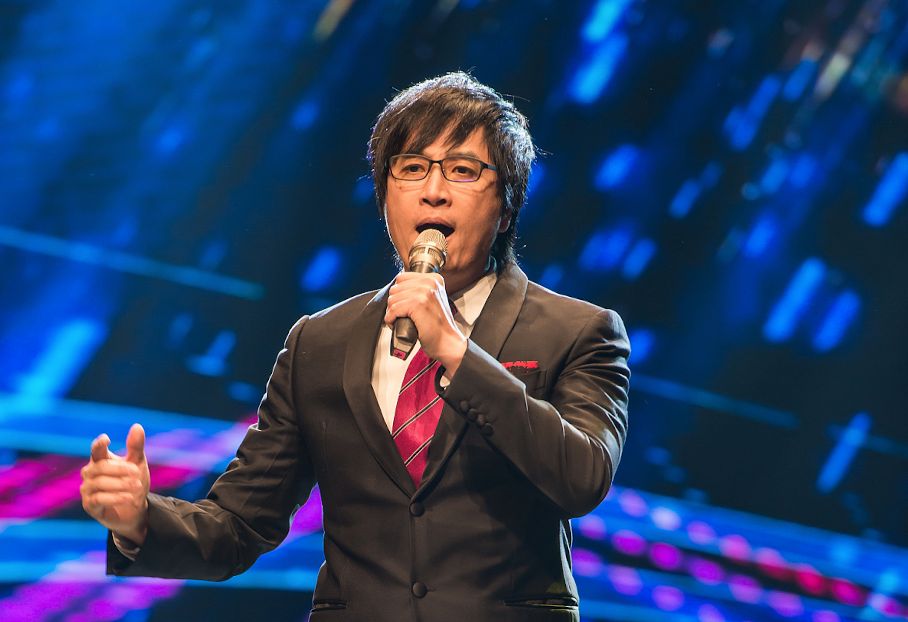 60岁陈庭威拍片为高考生加油，头发浓密略显发福，已移居广东生活