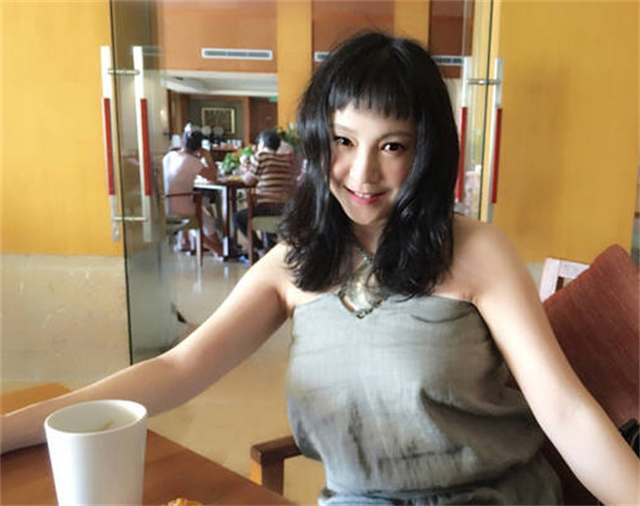 54岁《红楼梦》晴雯近况，替夫还债千万！泪崩自述丈夫死后租房住