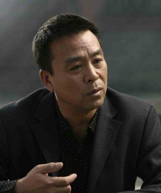 著名演员储智博:24岁娶初恋,婚后分居16年,如今婚姻状况如何