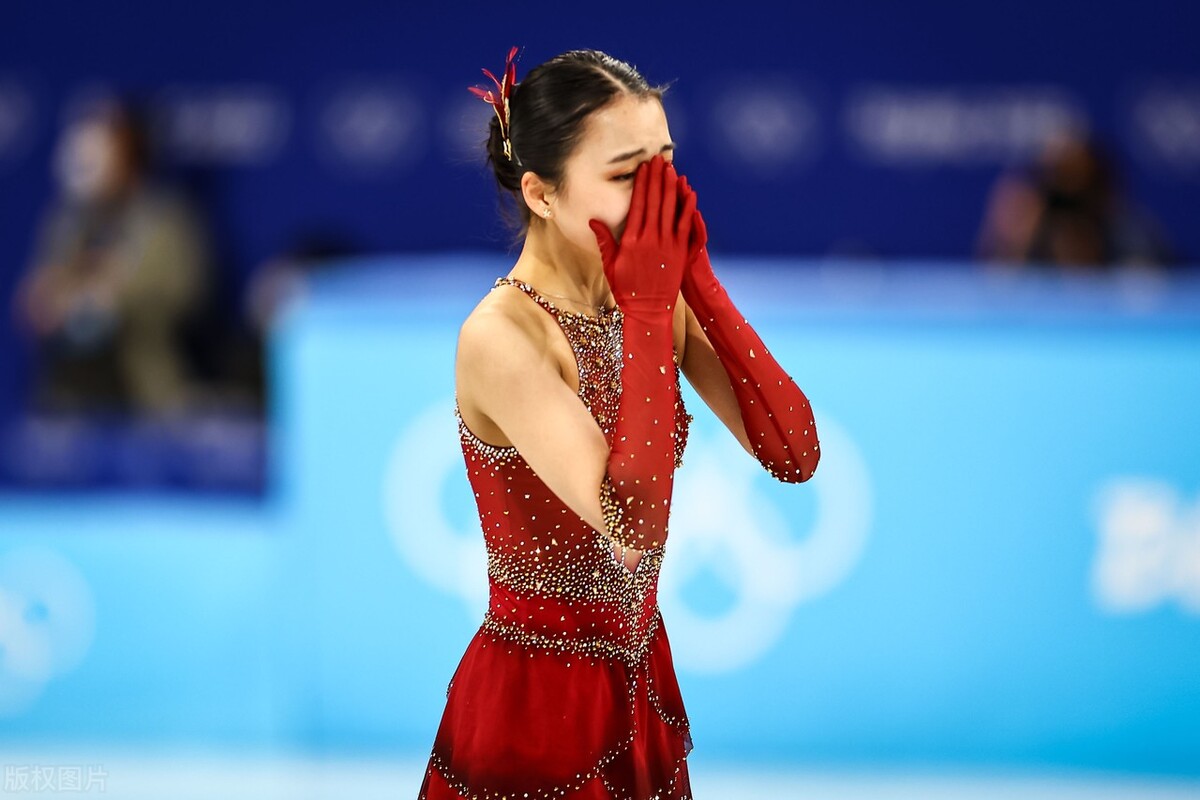 中国花滑美少女连续失误泪洒冰场,队友背后拥抱送安慰)