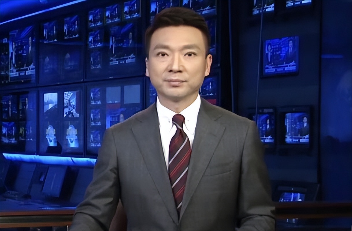 央视90后男主播李泽鹏爆红：明明可以靠脸吃饭，却要靠才华