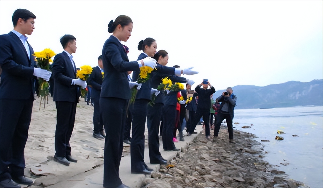 在殡仪馆上班的"入殓师"们,他们一个月工资多少?彼此差距很大