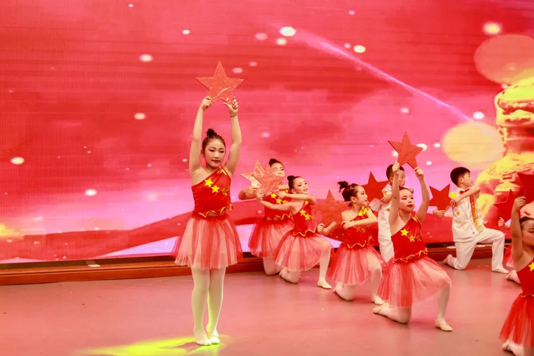 华阳实小举行“童星耀五月·艺术绽花开”群舞比赛（三四年级）