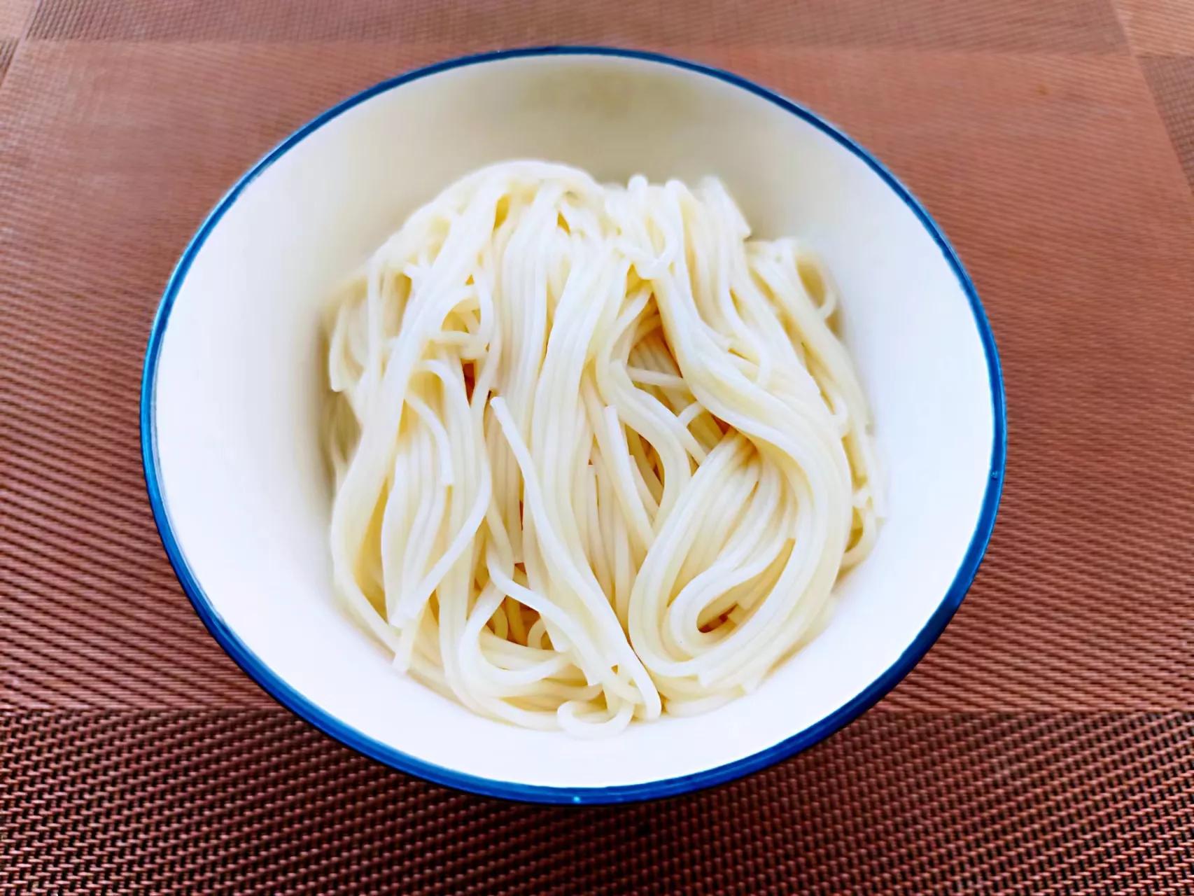 天热吃不下,做碗面条换换口味,老公连吃2碗说怎么就控制不住嘴