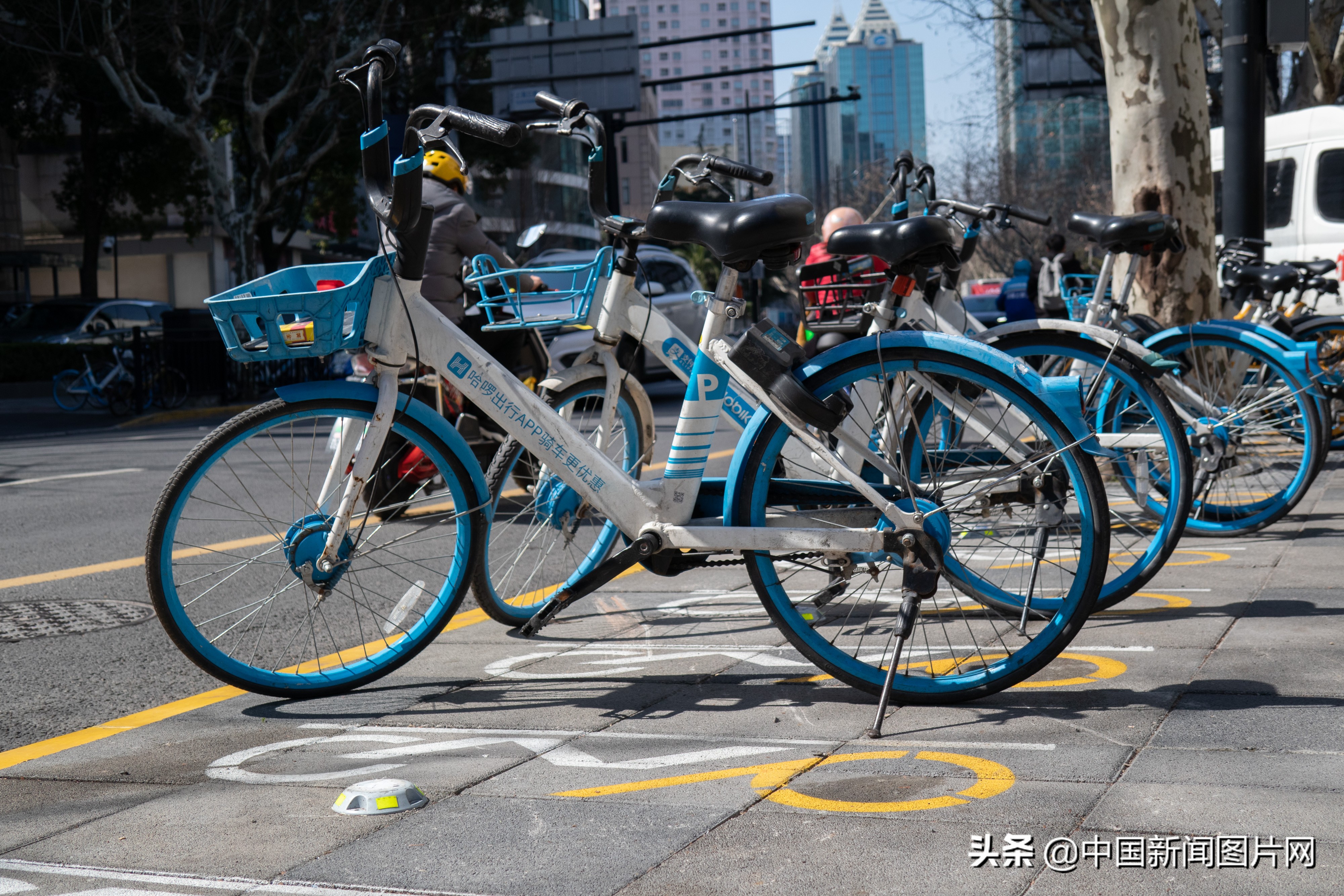 上海街头布置共享单车禁停神器“蓝牙道钉”