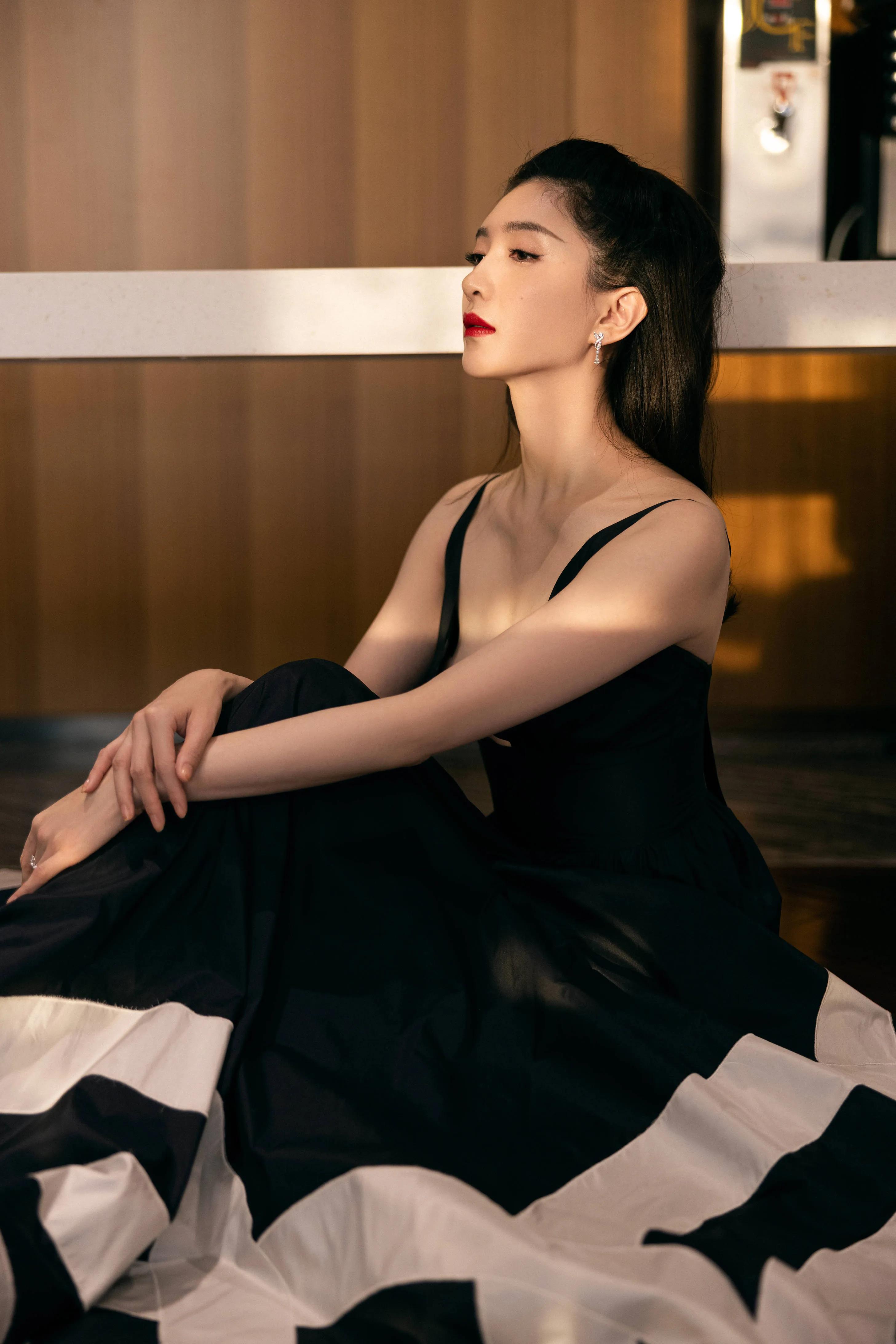 江疏影｜黑色是浪漫是典雅｜美图