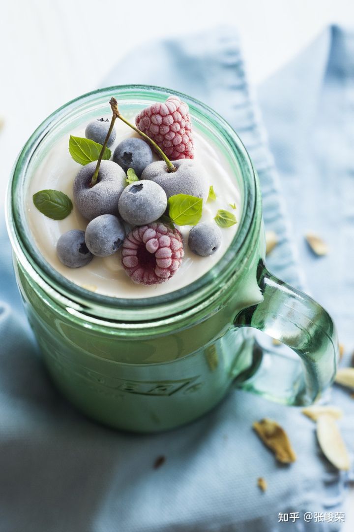 我想代理一个品牌饮料（新手开饮品店加盟还是自己开好）