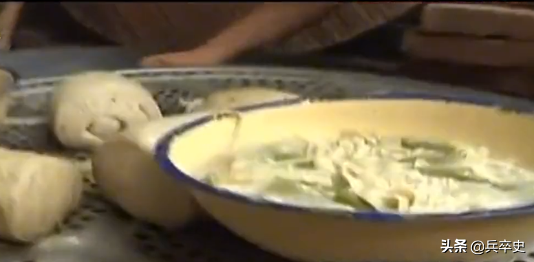 2010年，河南18岁少女“工地”搬水泥赚学费，家里穷的盐都买不起