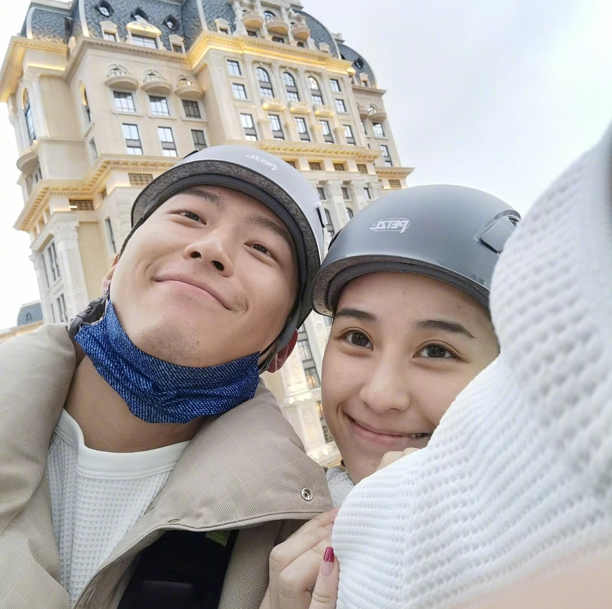 何超莲以前谈过一个圈内男友吴克群,但是吴克群不愿意公开他们的关系