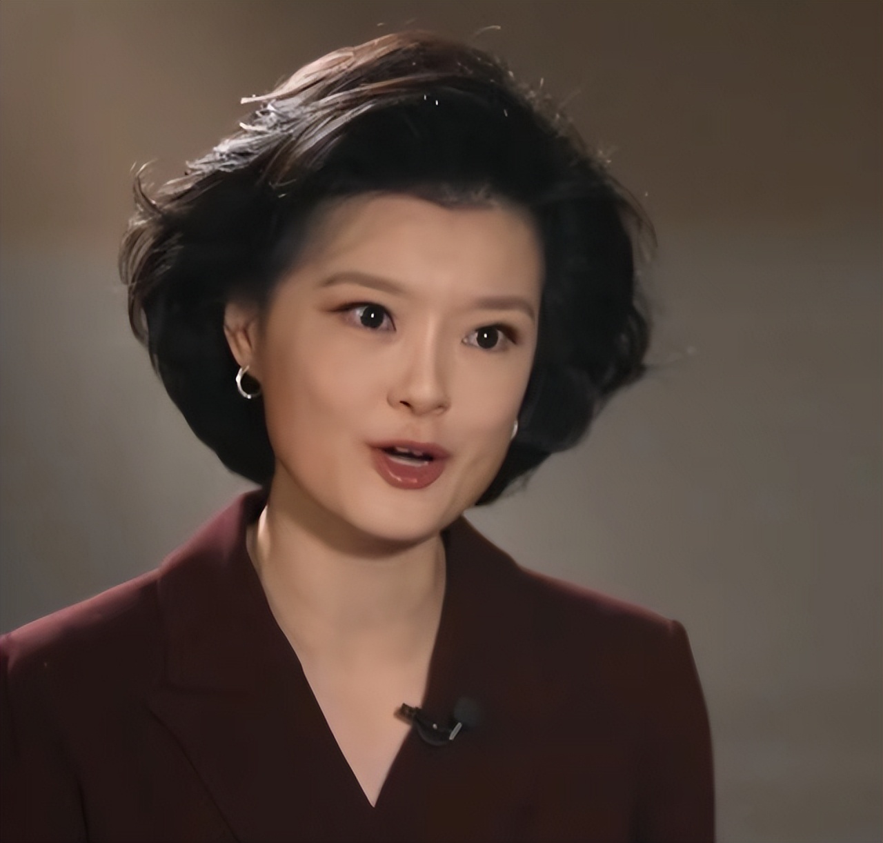 央视主持邹韵采访马来西亚总理火了!穿大衣气质美出圈,比董卿牛